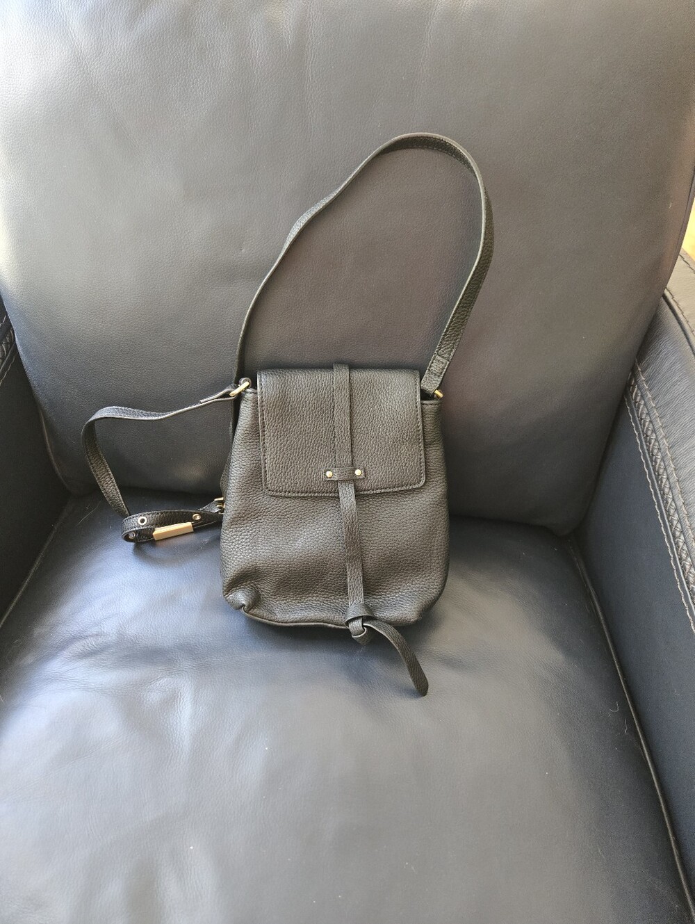 Classic Black Leather Crossbody Bag - Unbranded